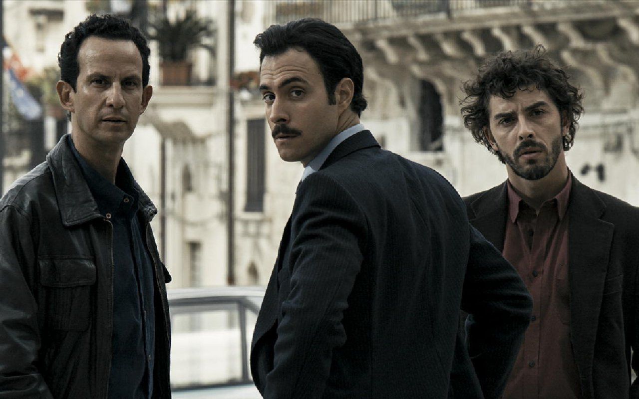 il-giovane-montalbano-luomo-che-andava-appresso-ai-funerali-rai-1-raiplay-streaming-video-24-agosto-2026-video